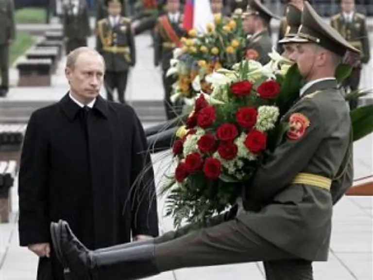 Putin-sah-froehlicher-aus-als-Bush-versuchte-mit-eisernem-Artillerie-Griff-seine-Brust-zu-beschirmen