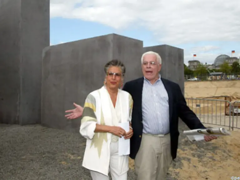Peter-Eisenman-und-Lea-Rosh-sorgen-derweil-dafuer-dass-der-Bau-des-Mahnmals-in-den-Medien-praesent-bleibt-Anlass-fuer-Pressetermine-bieten-die-einzelnen-Schritte-des-Baus-wie-z-B-die-Vorstellung-der-ersten-zehn-Stelen-die-das-Team-Eisenman-Rosh-hier-praesentiert