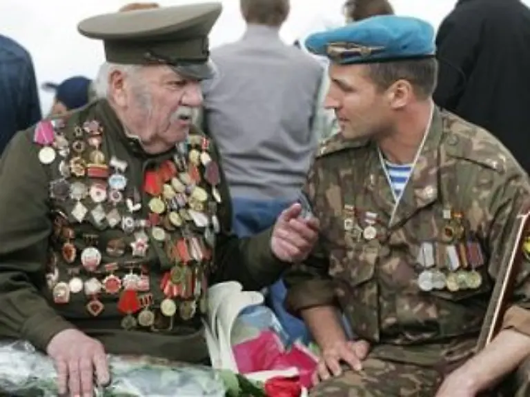 Von-der-Erfahrung-der-Alten-koennen-die-Jungen-nur-profitieren-ein-Weltkriegs-Veteran-mit-einem-ehemaligen-Afghanistan-Kaempfer