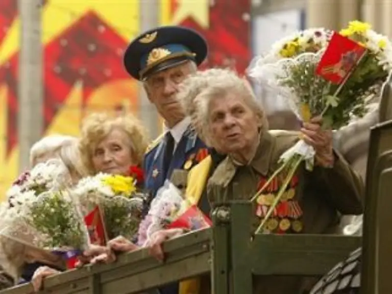 Die-alten-Kriegshelden-sind-hoch-angesehen-Zu-Sowjetzeiten-mussten-den-dekorierten-Veteranen-sogar-in-oeffentlichen-Verkehrsmitteln-Plaetze-freigemacht-werden