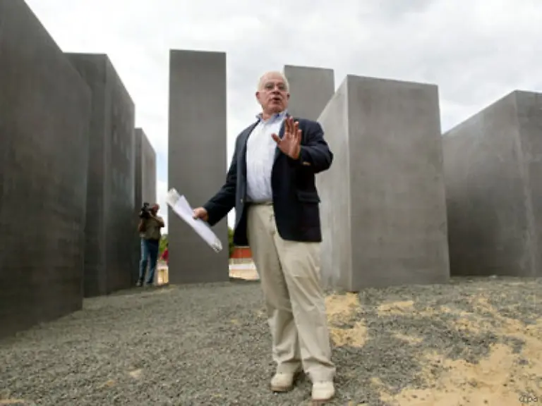 Rosh-lehnt-Degussa-ab-und-beruft-sich-dabei-auf-Holocaust-Ueberlebende-und-Nachkommen-der-Opfer-Eisenman-kann-diese-Position-nicht-nachvollziehen-Er-sagt-ueber-Rosh-Sie-tendiert-dazu-fuer-eine-Gruppe-von-Menschen-zu-sprechen-die-sie-in-ihrem-Kopf-erfunden-hat