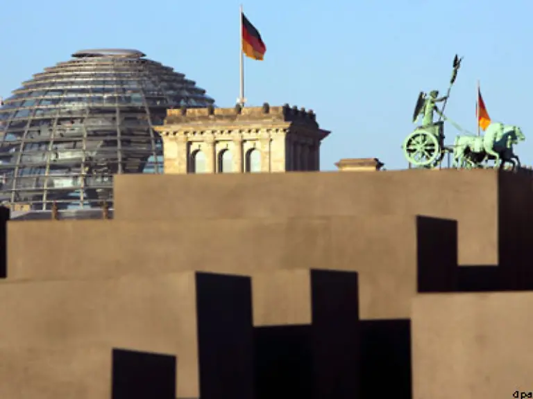 Nun-bleibt-abzuwarten-wie-das-Mahnmal-von-der-Bevoelkerung-aufgenommen-wird-Wird-es-ein-Ort-des-Gedaechtnisses-oder-eine-touristische-Attraktion-Werden-die-Menschen-Zugang-zum-Stelenfeld-finden