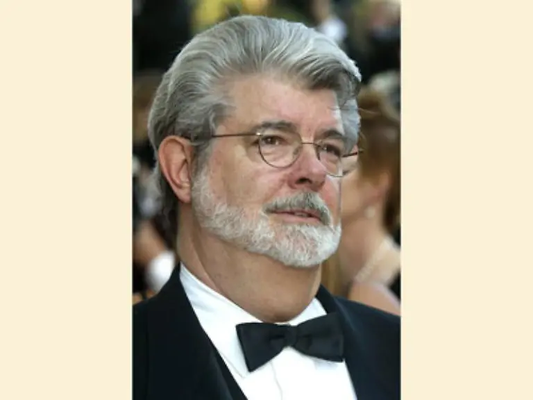 Das-Traumschiff-Queen-Mary-2-warf-eigens-fuer-den-Star-Wars-Regisseur-George-Lucas-in-der-Bucht-vor-Cannes-seinen-Anker