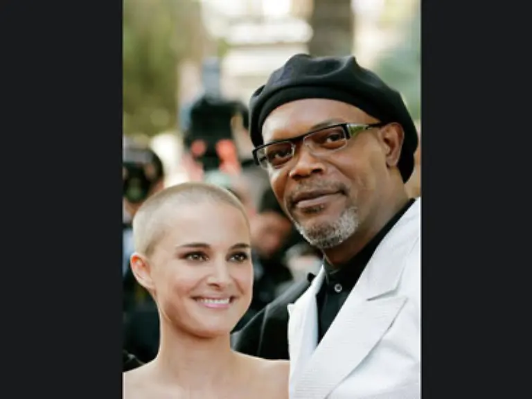 Riesige-Plakate-der-Filmfiguren-hingen-von-der-Fassade-des-ehrwuerdigen-Carlton-Hotels-herab-Natalie-Portman-Samuel-L-Jackson
