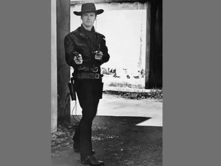 Daraufhin-wechselte-er-zum-Fernsehen-wo-er-ab-1958-die-Hauptrolle-des-Rowdys-Yates-in-217-Folgen-der-international-erfolgreichen-Serie-Rawhide-in-Deutschland-Cowboys-spielte