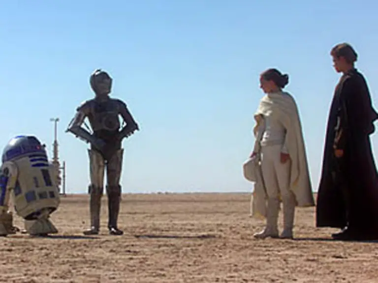 2001-Die-offizielle-Star-Wars-Internetseite-gibt-bekannt-dass-Angriff-der-Klonkrieger-erstmalig-in-der-Geschichte-des-Films-weltweit-zum-gleichen-Zeitpunkt-in-47-verschiedenen-Laendern-im-Kino-anlaeuft