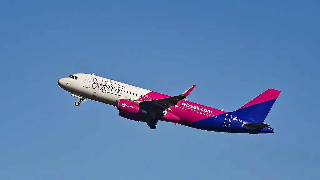 Die-ungarische-Fluggesellschaft-Wizz-Air-bietet-drei-Fluege-in-der-Woche-ab-Hamburg-nach-Montenegro-an