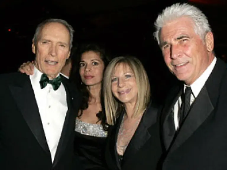 Er-macht-Filme-liebt-seine-Arbeit-von-Anfang-bis-Ende-jeder-Tag-und-jeder-Dollar-gehoeren-ihm-Das-wissen-auch-seine-Kollegen-in-diesem-Fall-Barbra-Streisand-und-James-Brolin