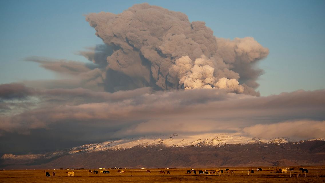 Das Foto vom 17. April 2010 zeigt eine Aschewolke über dem isländischen Vulkan am Eyjafjallajökull -Gletscher. Er spuckte wochenlang Asche, es folgte das größte Chaos in Europas Luftfahrtgeschichte.