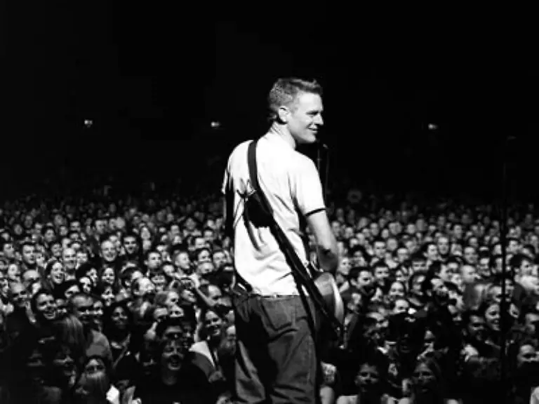 steht-Bryan-Adams-auf-der-Buehne