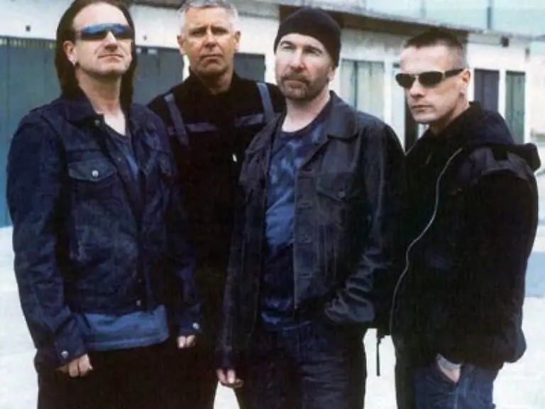 Alle-wollen-also-helfen-Doch-es-gibt-auch-boese-Stimmen-Manche-Kritiker-sehen-das-Live-8-Konzert-als-Laufsteg-fuer-reiche-alternde-Rockstars-die-einen-Tag-lang-Betroffenheit-heucheln-um-dann-ungeheure-Profite-durch-CD-Verkaeufe-einzustreichen