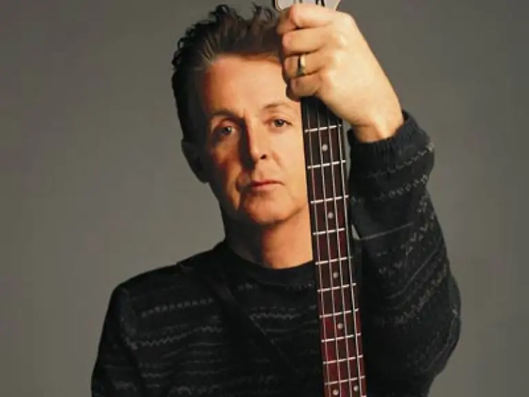 Und-auch-Paul-McCartney-wenn-auch-mittlerweile-zu-den-soeben-erwaehnten-alternden-Rockstars-zaehlend-laesst-sich-nicht-lange-bitten-und-zueckt-die-Klampfe