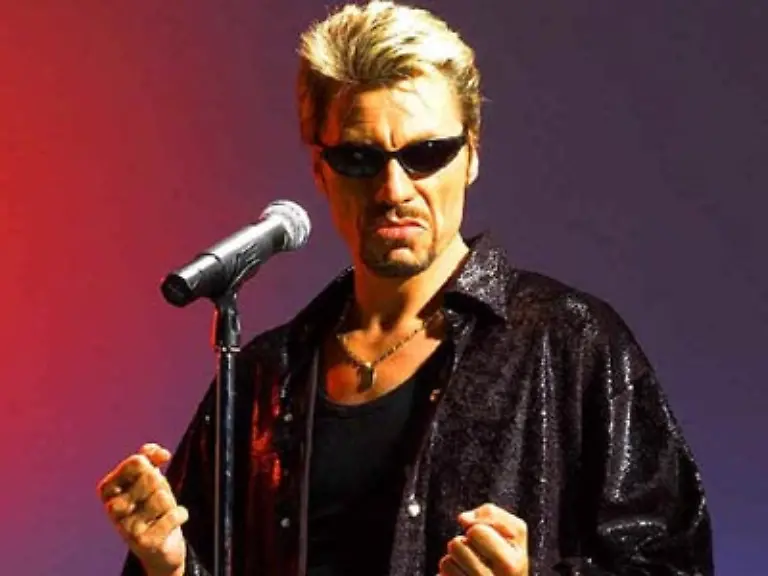 Johnny-Hallyday-in-Paris-das-Hueftgelenk-schwingen