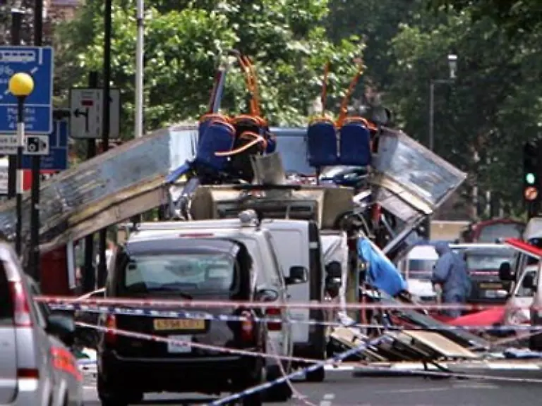 Das-obere-Deck-ist-komplett-auf-und-abgerissen-Mindestens-37-Menschen-verloren-ihr-Leben-als-sie-am-Morgen-in-die-Innenstadt-zur-Arbeit-oder-zur-Schule-fahren-wollten