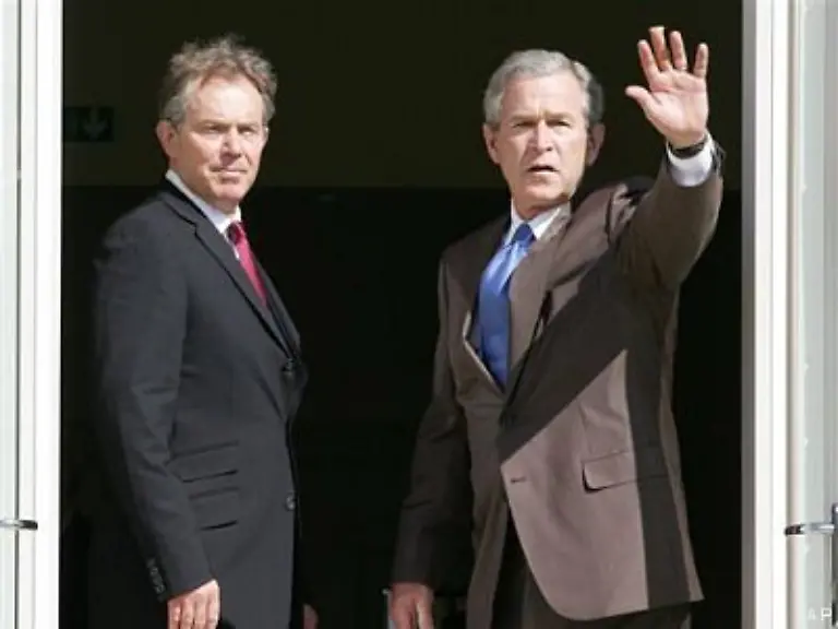Premierminister-Tony-Blair-sprach-von-Terroranschlaegen-und-kuendigte-an-das-G-8-Gipfeltreffen-in-Schottland-umgehend-zu-verlassen-Am-Abend-kehrte-er-aber-ins-schottische-Gleneagles-zurueck
