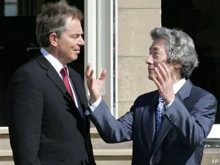 Waehrend-Blair-voruebergehend-nach-London-reiste-setzten-die-uebrigen-Staats-und-Regierungschefs-darunter-Bundeskanzler-Gerhard-Schroeder-ihre-Beratungen-fort