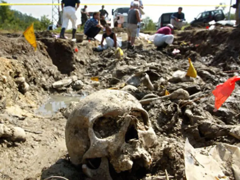 Wieviele-Opfer-das-Kriegsverbrechen-in-der-ostbosnischen-Gemeinde-gefordert-hat-ist-bis-heute-ungeklaert-Die-Schaetzungen-der-Vereinten-Nationen-schwanken-zwischen-7-000-und-8-000