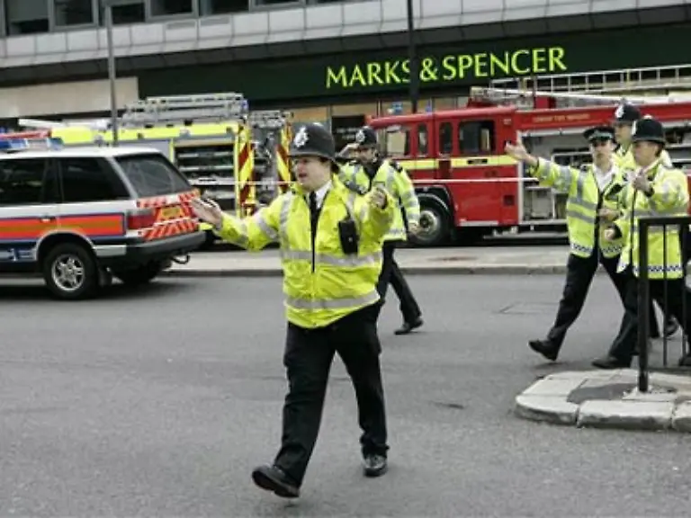 Die-49-jaehrige-Loyita-Worley-war-zwischen-den-Stationen-Moorgate-und-Aldgate-unterwegs-als-ihr-Zug-von-einer-schweren-Explosion-erschuettert-wurde