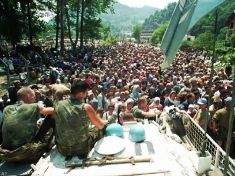 Am-11-Juli-1995-drangen-bosnische-Serben-in-die-UN-Schutzzone-Srebrenica-vor-Die-dort-stationierten-niederlaendischen-Blauhelm-Soldaten-sahen-dem-Treiben-tatenlos-zu