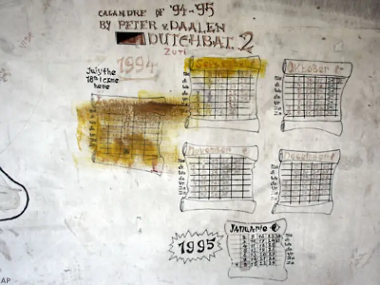 Foto-aus-der-Unterkunft-der-niederlaendischen-Truppen-An-der-Wand-der-Kalender-eines-niederlaendischen-Soldaten