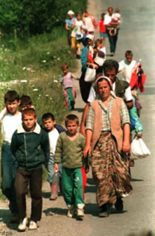 Nur-Frauen-Kinder-und-einige-alte-Maennern-konnten-den-Ort-des-Grauens-verlassen-Fast-alle-Maenner-wurden-in-den-folgenden-Tagen-niedergemetzelt-und-verscharrt