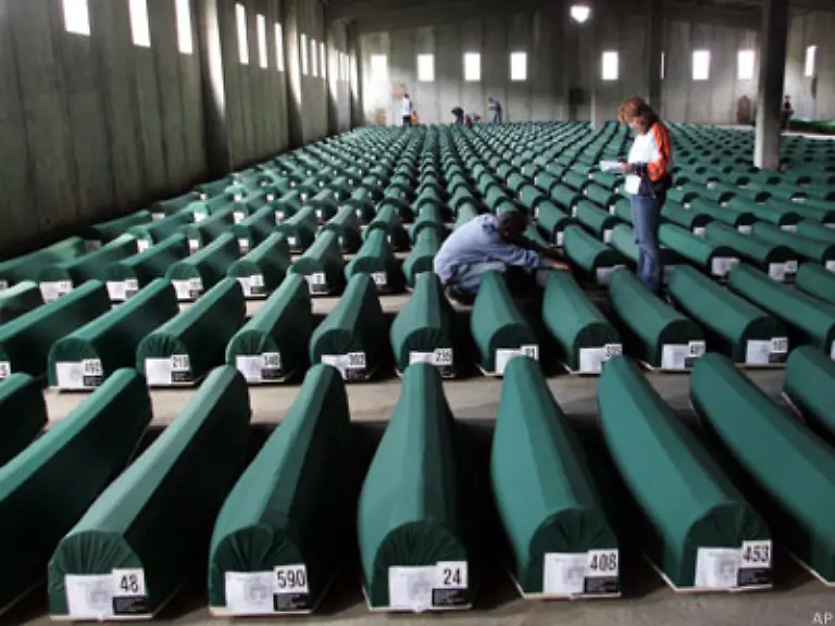 Inzwischen-werden-die-Massengraeber-geoeffnet