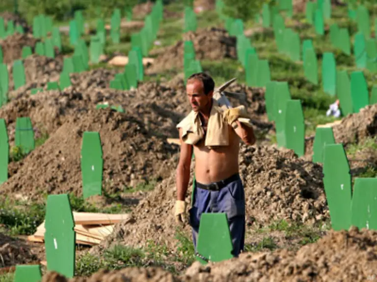 Im-Zusammenhang-mit-dem-Massker-hat-das-Kriegsverbrechertribunal-in-Den-Haag-19-Menschen-angeklagt