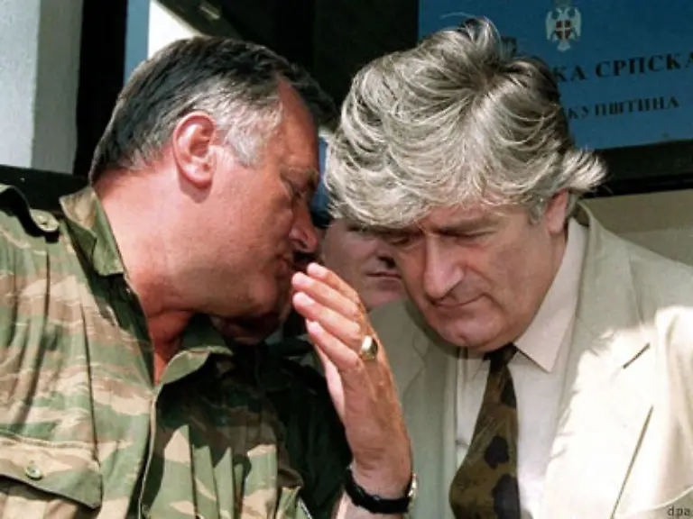 Doch-die-Hauptverantwortlichen-General-Mladic-und-Ex-Serbenfuehrer-Karadzic-sind-untergetaucht-Vermutet-werden-sie-nach-wie-vor-in-Serbien-wo-sie-von-Teilen-der-Bevoelkerung-regelrecht-verehrt-werden