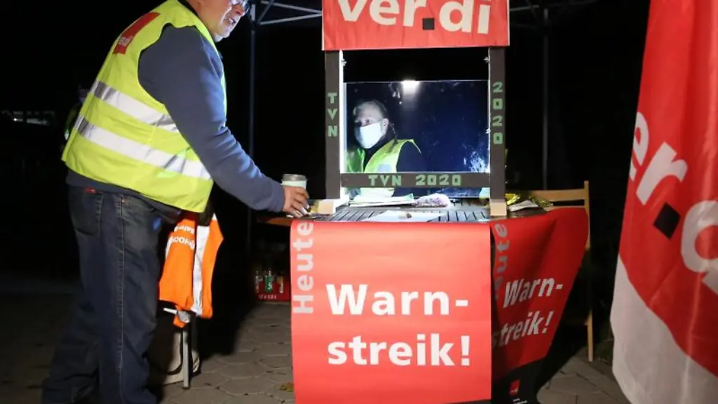 Streikende-Mitarbeiter-stehen-in-der-Naehe-des-Betriebshofs-Alsterdorf-der-Hamburger-Hochbahn