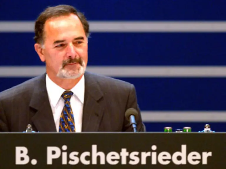 Nirgendwo-sonst-sass-ein-Gesamtbetriebsratschef-wie-der-zurueckgetretene-Klaus-Volkert-so-selbstverstaendlich-neben-dem-Vorstandsvorsitzenden-wie-bei-VW