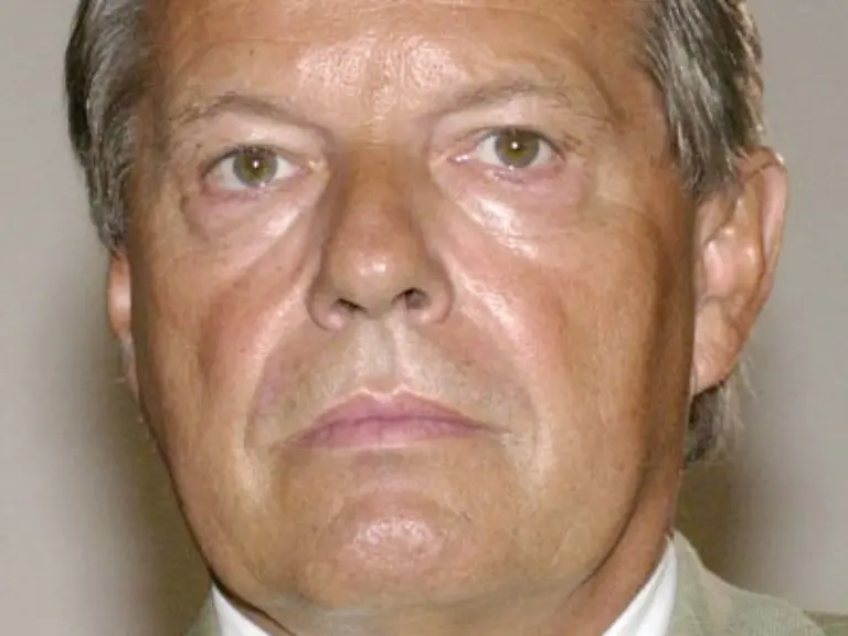 Am-30-Juni-tritt-VW-Betriebsratschef-Klaus-Volkert-zurueck-Kurz-darauf-heisst-es-in-den-Medien-er-sei-zusammen-mit-Schuster-in-den-Schmiergeldskandal-verwickelt