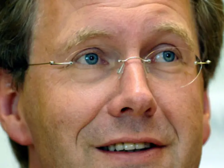 Wulff-ist-das-enge-Beziehungsgeflecht-zwischen-VW-und-IG-Metall-schon-lange-ein-Dorn-im-Auge-An-den-Aktienmaerkten-ist-es-ein-Grund-fuer-die-schlechte-Bewertung-von-VW-Das-chronisch-renditeschwache-Unternehmen-kann-noetige-Sanierungsschritte-wie-Personalabbau-oder-laengere-Arbeitszeiten-einfach-nicht-durchsetzen