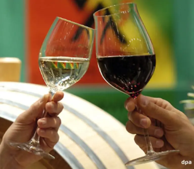 schlaegt-der-Fiskus-beim-fertigen-Wein-richtig-zu-16-Prozent-muessen-Sie-fuer-den-edlen-Tropfen-berappen