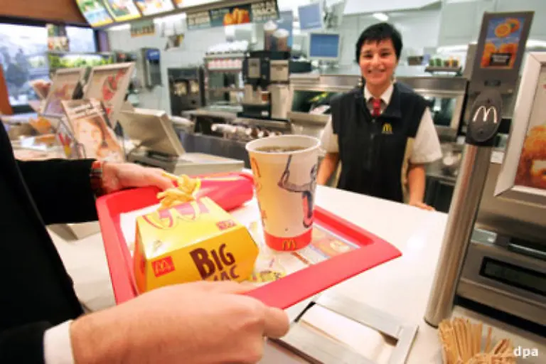 Noch-dubioser-ist-die-Regelung-in-Fast-Food-Restaurants-Wenn-Sie-vor-Ort-essen-sind-in-Ihrem-Bruttobetrag-16-Prozent-enthalten-wenn-Sie-ausserhalb-essen-nur-noch-7-Prozent