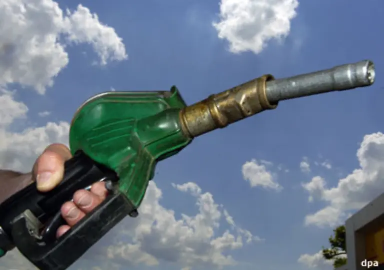 Wenn-Sie-bei-all-den-Diskussionen-um-eine-weitere-Erhoehung-auch-das-Gefuehl-haben-mal-dringend-an-die-frische-Luft-zu-muessen-lassen-Sie-lieber-das-Auto-stehen-Waehrend-beim-Tanken-der-volle-Steuersatz-gilt