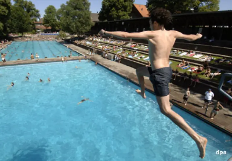 und-wenn-Sie-ganz-dringend-eine-Abkuehlung-im-Schwimmbad-brauchen