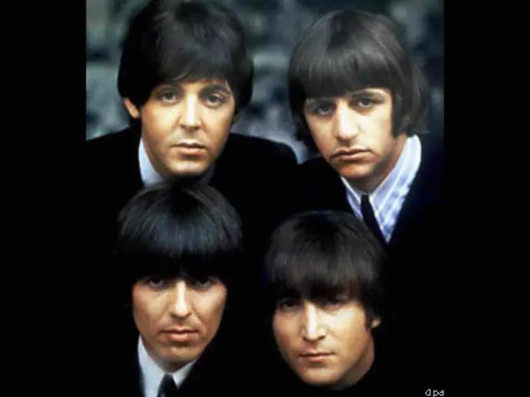 den-Beatles-zu-inszenieren-stroemten-immer-mehr-Menschen-zu-ihren-Konzerten