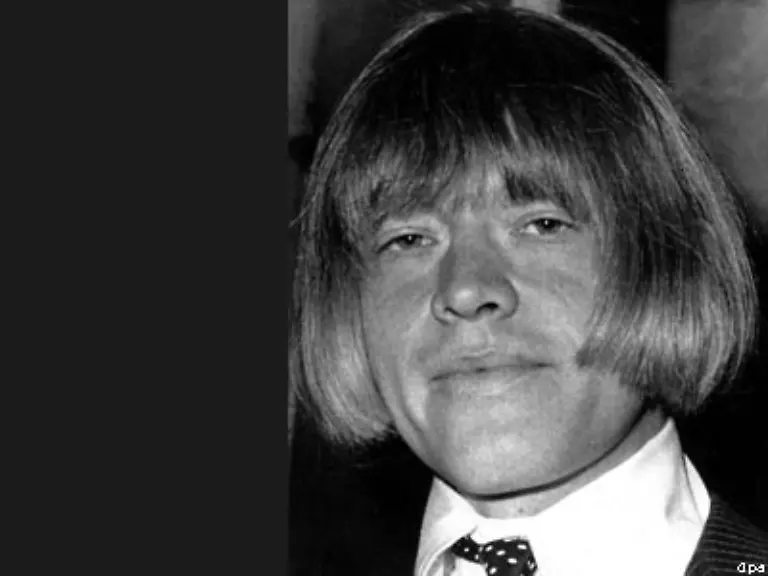 Ausserdem-spielten-Bill-Wyman-am-Bass-Mick-Taylor-an-der-Gitarre-Ian-Stewart-am-Piano-und-der-hier-abgebildete-Brian-Jones-ebenfalls-an-der-Gitarre
