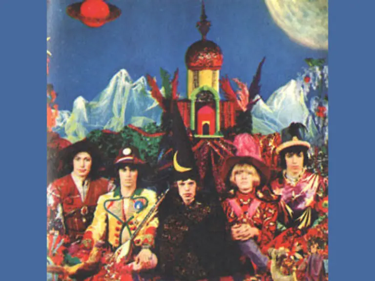 Im-Jahr-1967-wagten-sich-die-Stones-an-ein-psychedelisches-Album-mit-dem-Titel-Their-Satanic-Majesties-Request-das-von-Fans-und-Kritikern-sehr-gespalten-aufgenommen-wurde-Die-Beatles-hingegen-ihre-grossen-Konkurrenten-hatten-mit-ihrem-zeitgleich-produzierten-Psychedelic-Album-Sgt-Pepper-s-Lonely-Hearts-Club-Band-wesentlich-mehr-Erfolg