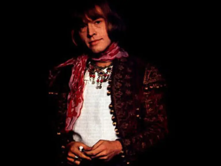 Brian-Jones-rutschte-immer-tiefer-in-den-Drogensumpf-war-nicht-mehr-zuverlaessig-und-wurde-schliesslich-aus-der-Band-ausgeschlossen-Nur-vier-Wochen-spaeter-im-Juli-1969-ertrank-Jones-unter-bis-heute-nicht-geklaerten-Umstaenden-in-seinem-Swimmingpool