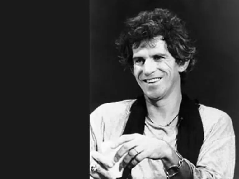 Gleichzeitig-starteten-einige-Stonesmitglieder-Soloprojekte-Auch-Keith-Richards-versuchte-sich-daran-wurde-jedoch-1977-in-Kanada-mit-seinem-Groupie-Anita-Pallenberg-wegen-Heroinbesitzes-verhaftet-und-zu-einer-Bewaehrungsstrafe-verurteilt-Nach-seinem-Entzug-brachten-die-Stones-1978-Some-Girls-auf-den-Markt
