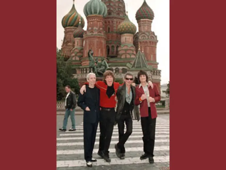 1998-tourten-sie-auch-durch-Russland-Das-Bild-zeigt-die-vier-verbliebenen-Bandmitglieder-auf-dem-Roten-Platz-in-Moskau
