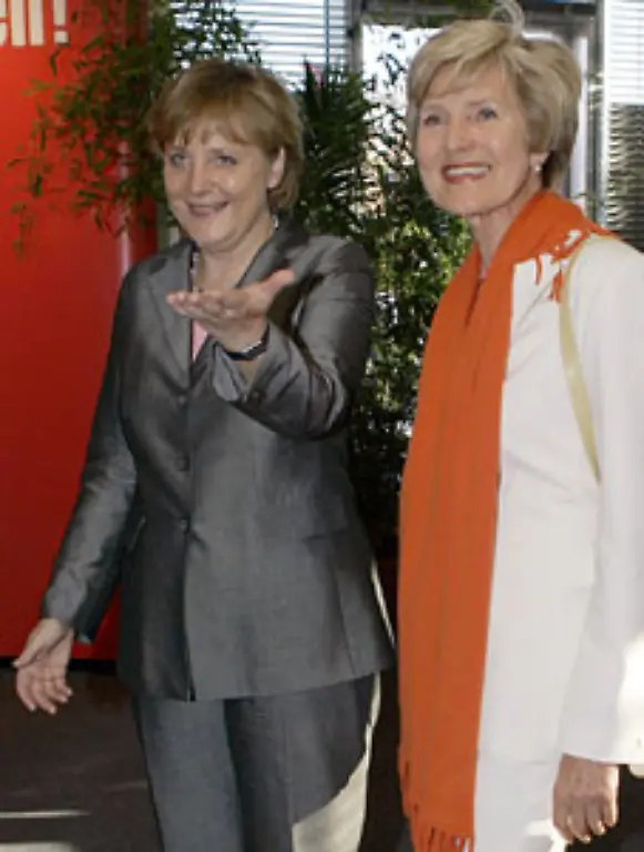Zwei-Macht-Frauen-Seite-an-Seite-Die-Verlegerwitwe-Friede-Springer-musste-nach-dem-Tod-ihren-Mannes-Axel-Caesar-hart-kaempfen-um-Mehrheitsaktionaerin-des-Verlagshauses-zu-werden-Sie-hat-s-geschafft-Heute-gehoeren-ihr-55-Prozent-Geerbt-hatte-sie-nur-ein-paar-Prozent
