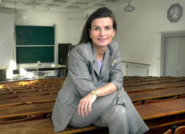 Ihren-Rat-befolgen-Unternehmen-wie-Bundesbehoerden-Ann-Kristin-Achleitner-Die-engagierte-Finanzfachfrau-ist-die-bessere-Haelfte-von-Allianz-Finanzvorstand-Paul-Achleitner-Die-zweifach-promovierte-Betriebswirtin-und-Juristin-ist-Inhaberin-eines-Lehrstuhls-fuer-kuenftige-Unternehmer-an-der-TU-Muenchen-Ausserdem-ist-sie-Aufsichtsratchefin-bei-GI-Ventures-einer-von-ihr-gegruendeten-Risikokapitalgesellschaft