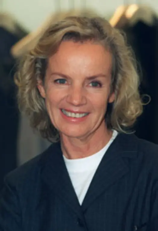 Jil-Sander-ist-eine-international-bekannte-Modeschoepferin-die-auch-Konsequenz-bewiesen-hat-1989-wandelte-sie-ihre-GmbH-in-eine-AG-um-und-ging-an-die-Boerse-1999-kaufte-sich-Prada-ein-Weil-der-Sparkurs-ihr-nicht-behagte-verliess-sie-das-Unternehmen-Prada-denkt-inzwischen-an-Verkauf