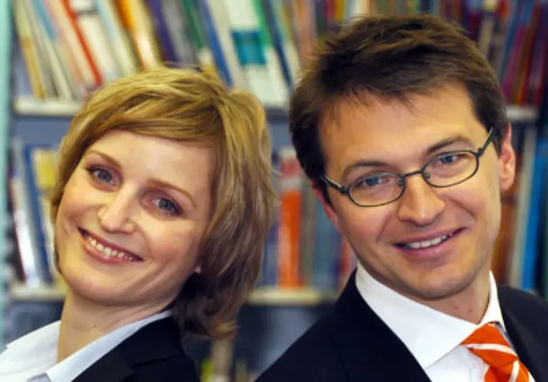 Nina-Hugendubel-entschied-sich-fuer-die-Karriere-im-Unternehmen-ihres-Vaters-Heinrich-Zunaechst-ging-sie-aber-ihre-eigenen-Wege-Nach-der-Ausbildung-landete-sie-in-New-York-bei-Warner-Books-Seit-2003-sitzt-sie-mit-ihrem-Bruder-Maximilian-in-der-Geschaeftsfuehrung-von-Hugendubel-Vater-Heinrich-zieht-sich-zurueck