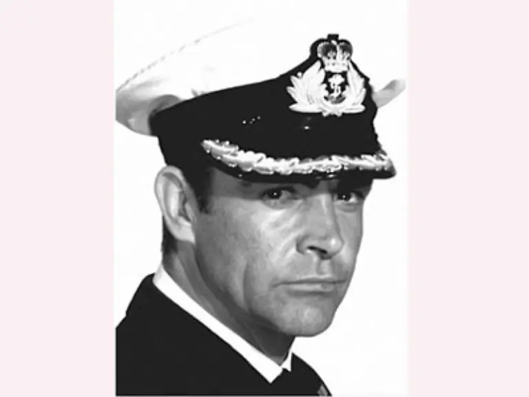 Nach-Beendigung-einer-zweijaehrigen-Dienstzeit-bei-der-Marine-ging-er-mehreren-Gelegenheitsjobs-nach