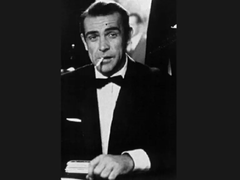 Er-wurde-in-die-franzoesische-Lgion-d-Honneur-und-der-Commandeut-des-Arts-et-des-Lettres-die-hoechsten-Auszeichnungen-die-Frankreich-zu-vergeben-hat-aufgenommen