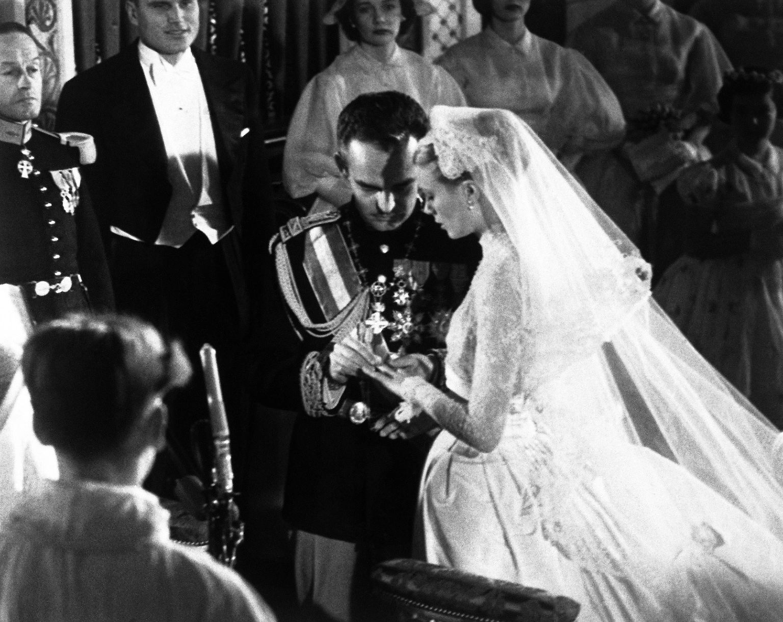 Es gibt sie, diese Brautkleider, die die Welt bewegt haben. Sei es das der Schauspielerin Grace Kelly, die durch ihre Märchenhochzeit zur Fürstin von Monaco wurde (und damit den Trend "Prinz und Bürgerliche" mitbegründet hat), ... 