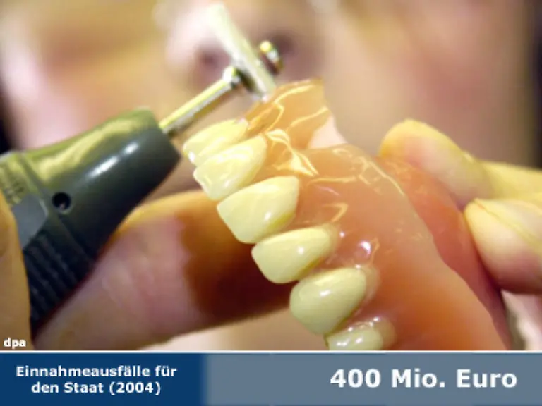 Fuer-Zahntechniker-und-Zahnaerzte-gibt-es-immerhin-eine-Ermaessigung-bei-der-Umsatzsteuer-Aus-sozial-und-gesundheitspolitischen-Gruenden-soll-so-das-Gesundheitssystem-steuerlich-entlastet-werden